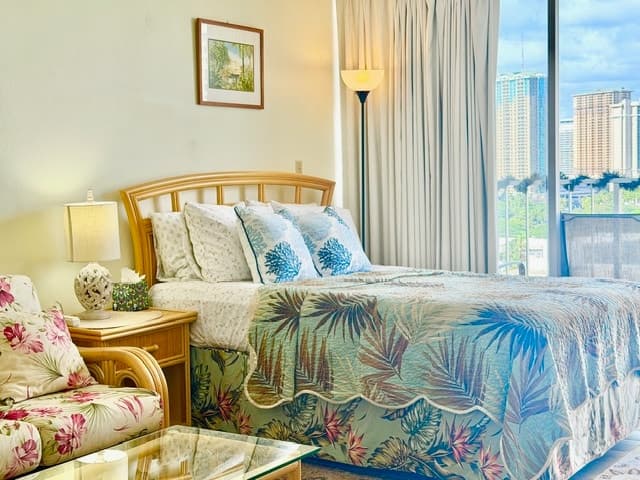 Condo in Honolulu · ★4.6 · Studio · 2 beds · 1 private bath - Photo 1