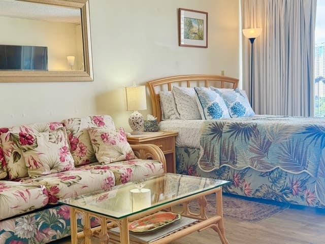 Condo in Honolulu · ★4.6 · Studio · 2 beds · 1 private bath - Photo 3