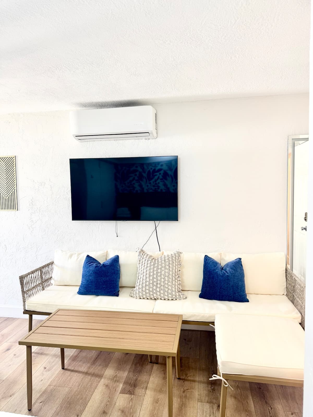 2 Bed/2 Bath Ocean View Penthouse in Waikiki - Photo 3