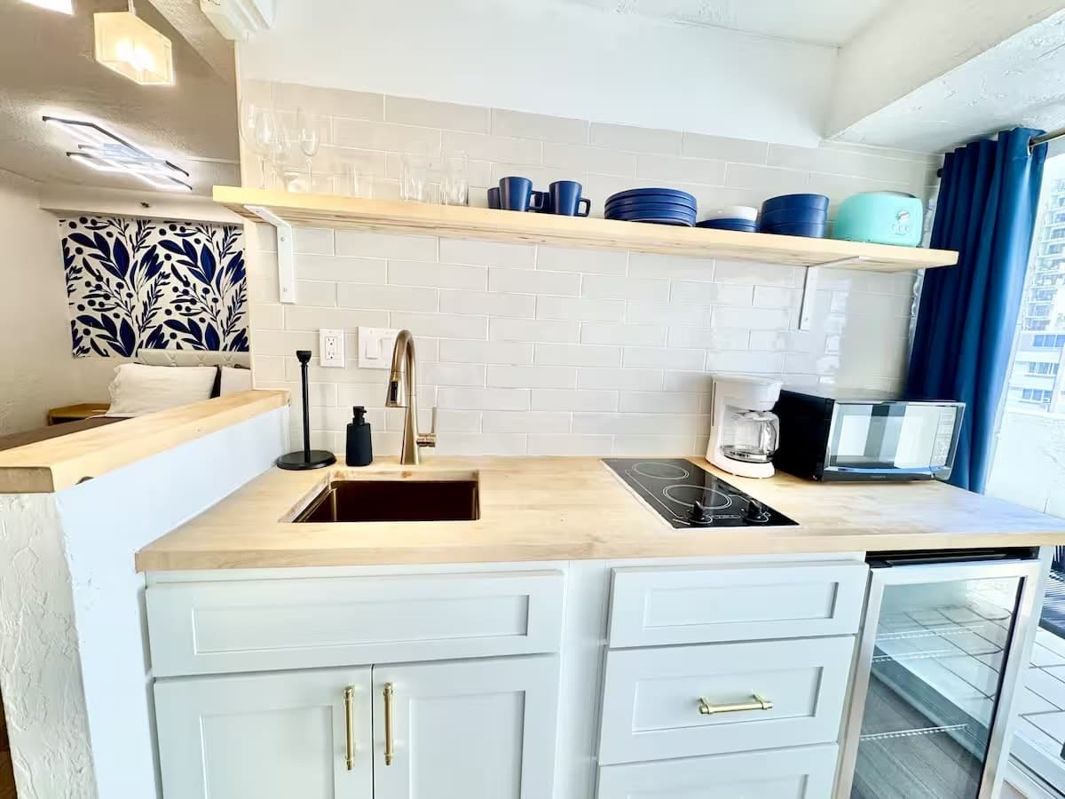 2 Bed/2 Bath Ocean View Penthouse in Waikiki - Photo 4