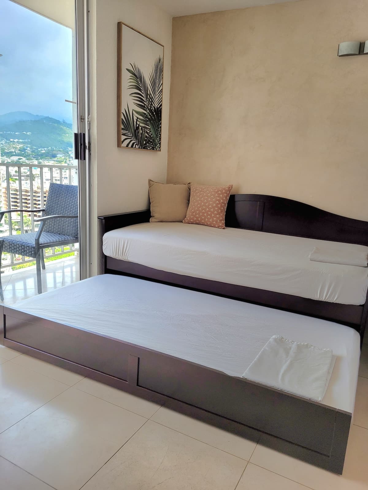 Condo in Honolulu · ★4.97 · Studio · 2 beds · 1 private bath - Photo 3