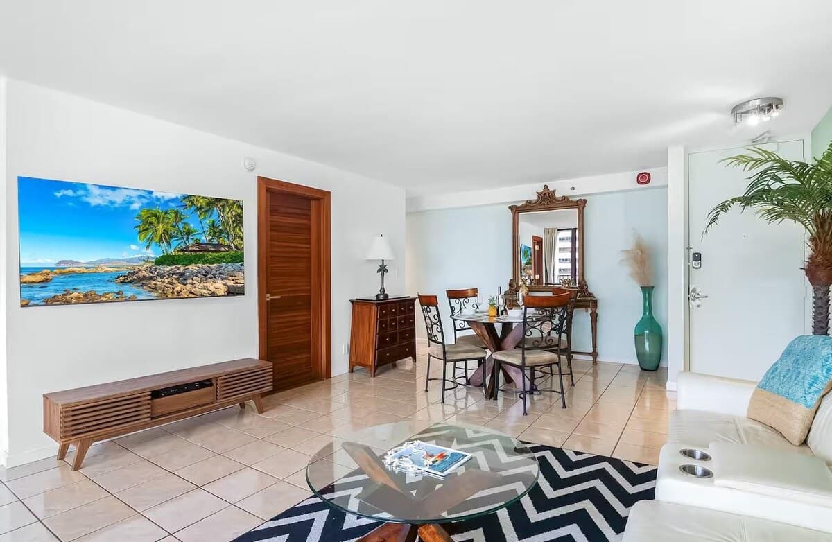 Dream Waikiki Apt Free Parking 1 Block from Beach - Photo 4