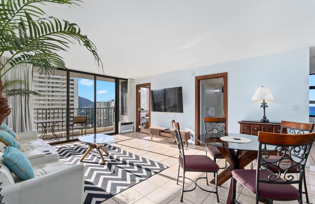 Dream Waikiki Apt Free Parking 1 Block from Beach - Photo 1