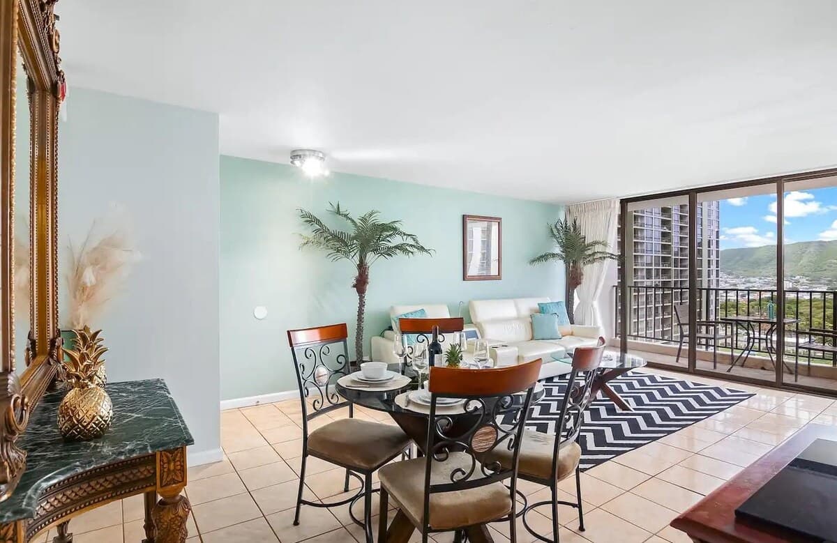 Dream Waikiki Apt Free Parking 1 Block from Beach - Photo 5