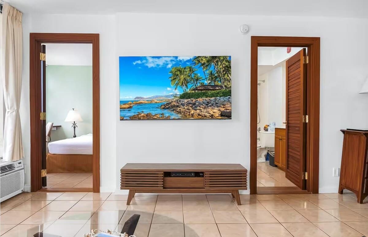 Dream Waikiki Apt Free Parking 1 Block from Beach - Photo 2