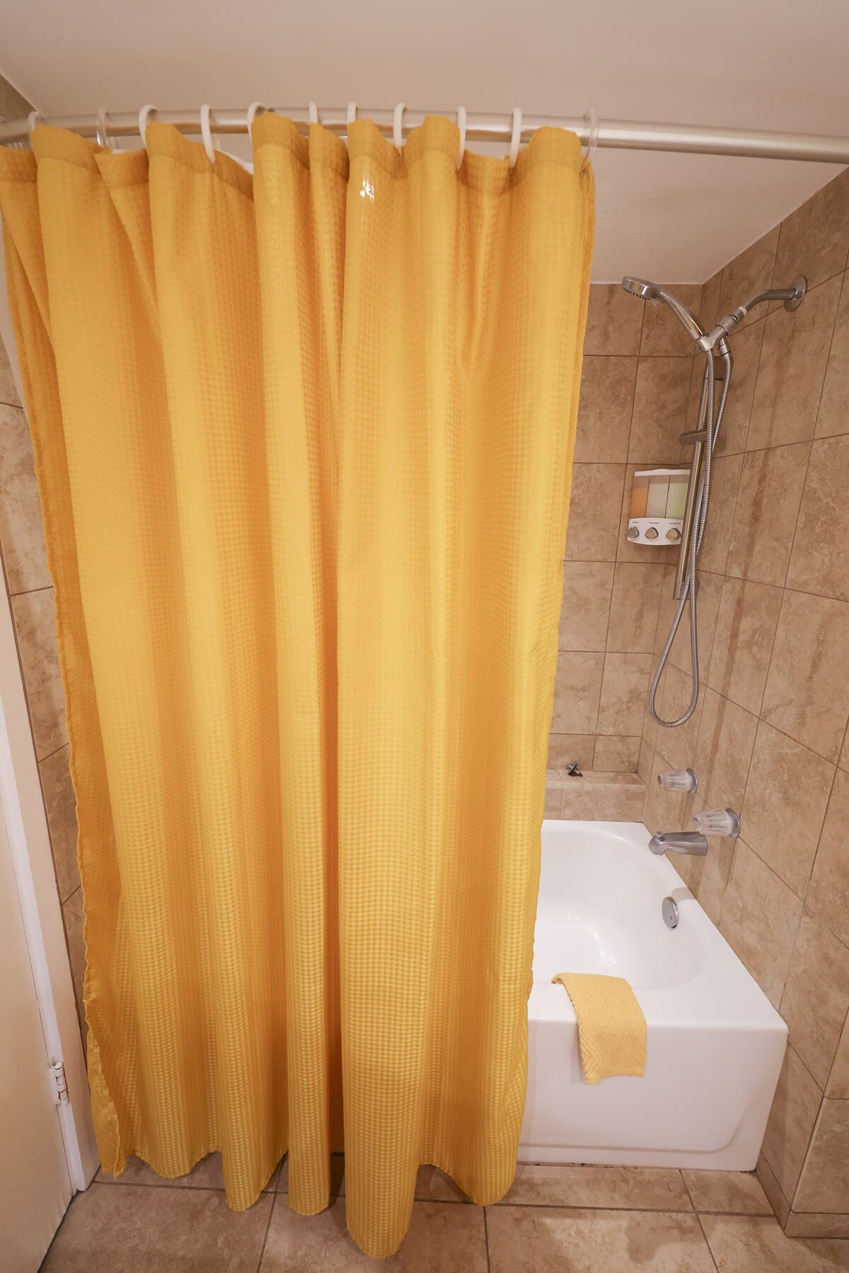 Condo in Honolulu · ★5.0 · Studio · 2 beds · 1 private bath - Photo 4