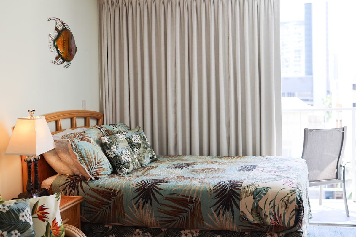 Condo in Honolulu · ★5.0 · Studio · 2 beds · 1 private bath - Photo 1
