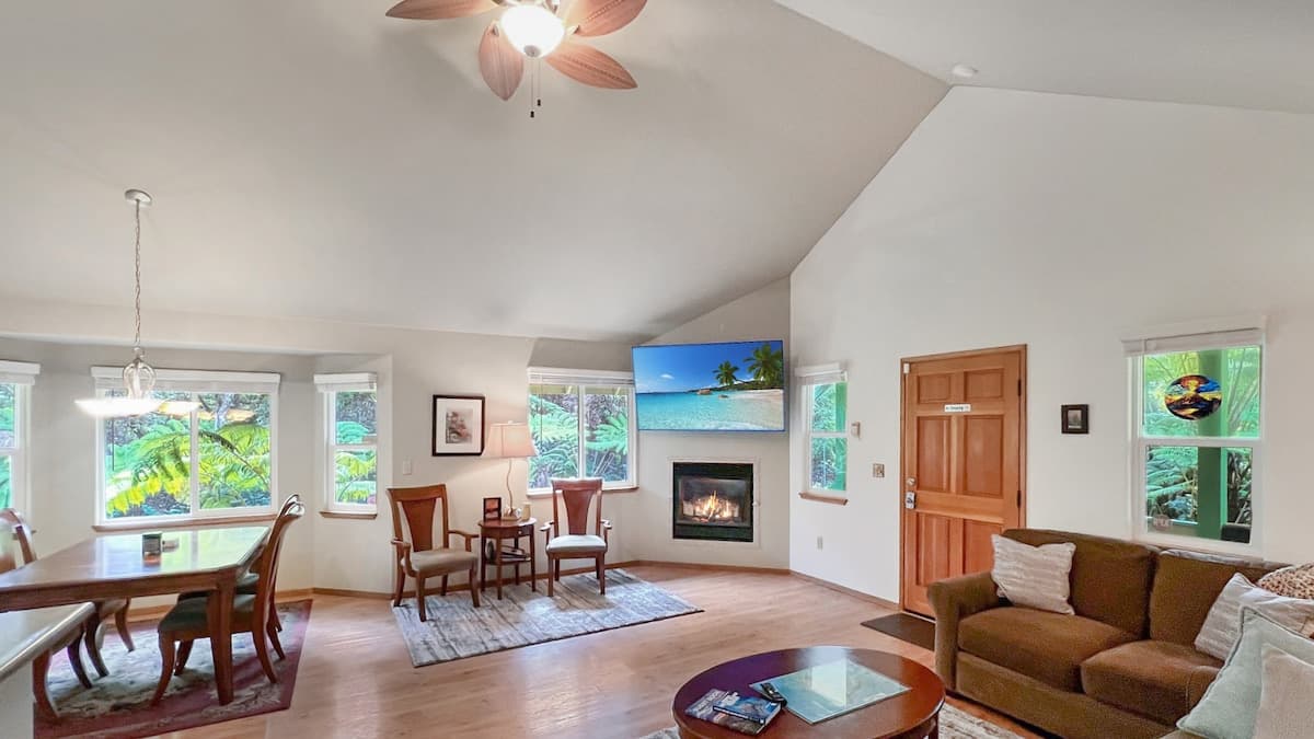 6 Min to Volcanoes NP | Fireplace + Cali King - Photo 1