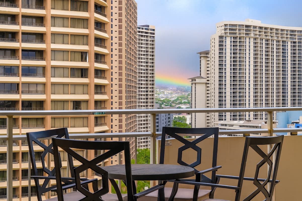 Condo in Honolulu · ★5.0 · 1 bedroom · 2 beds · 1 private bath - Photo 3