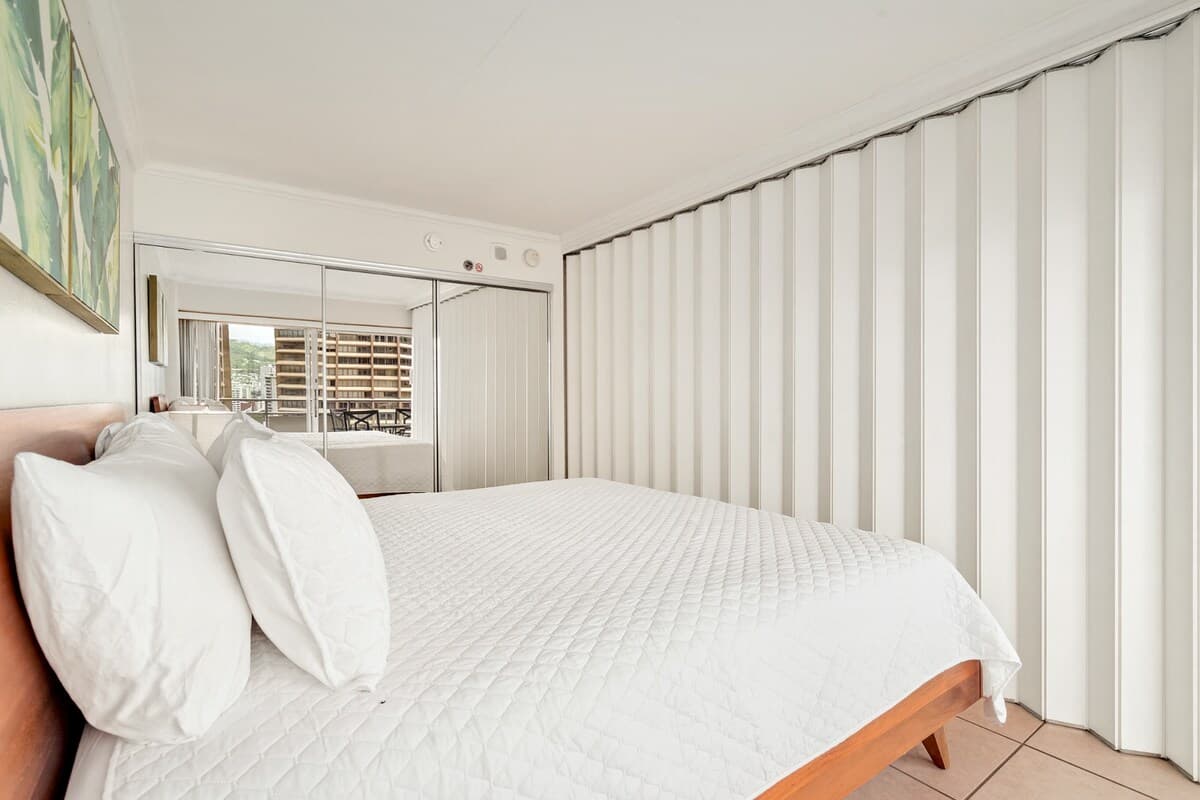 Condo in Honolulu · ★5.0 · 1 bedroom · 2 beds · 1 private bath - Photo 1