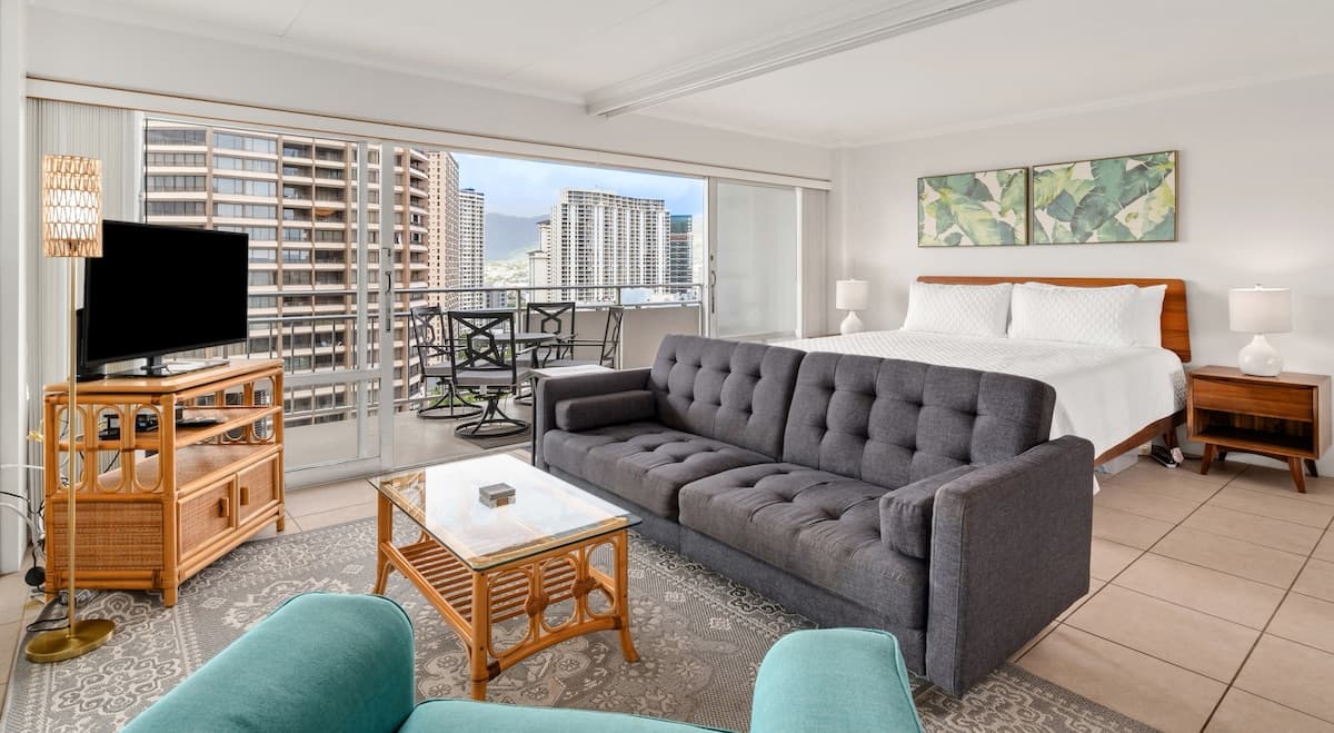 Condo in Honolulu · ★5.0 · 1 bedroom · 2 beds · 1 private bath - Photo 2