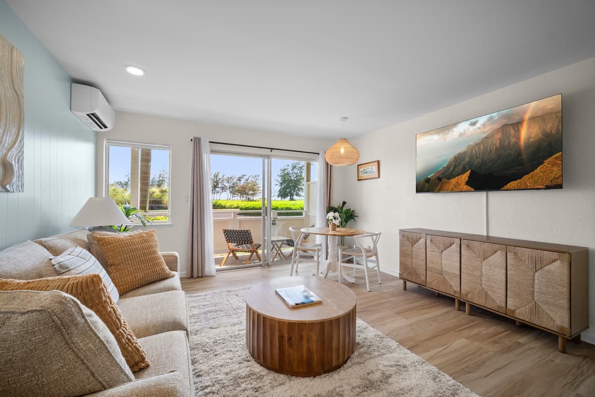 Fully Renovated Ocean Facing Condo Pool/AC/Hot Tub - Photo 3