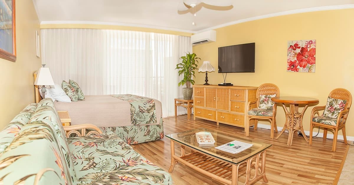 Condo in Honolulu · ★4.83 · Studio · 2 beds · 1 private bath - Photo 3