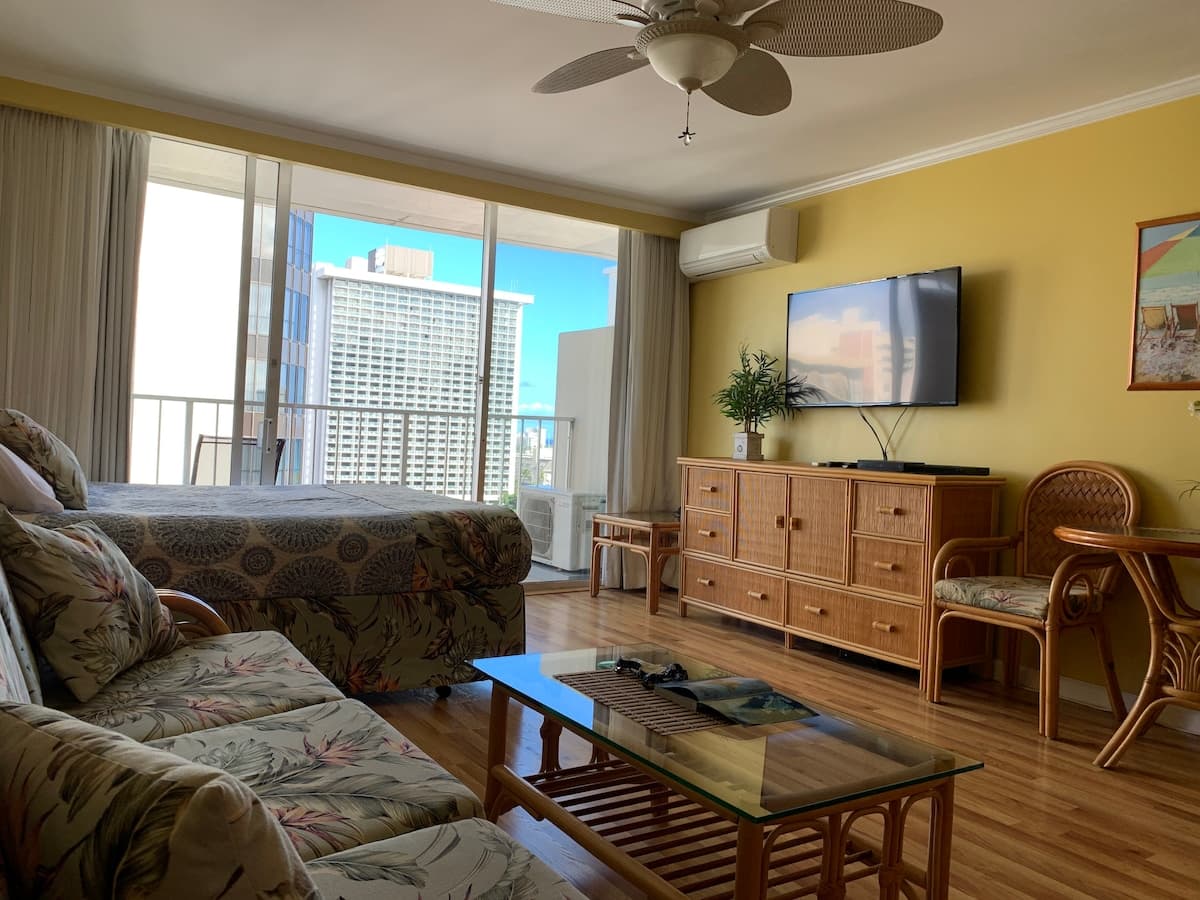 Condo in Honolulu · ★4.83 · Studio · 2 beds · 1 private bath - Photo 4