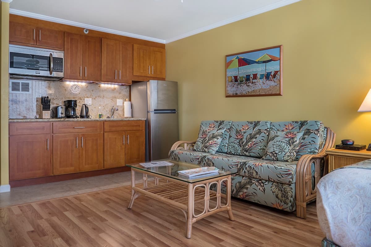 Condo in Honolulu · ★4.83 · Studio · 2 beds · 1 private bath - Photo 2