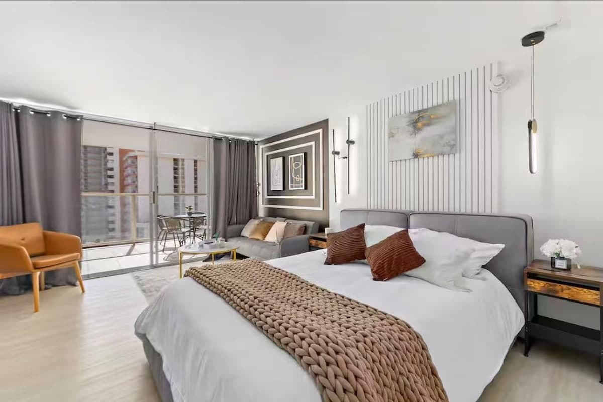 Modern Waikiki Studio - Photo 1