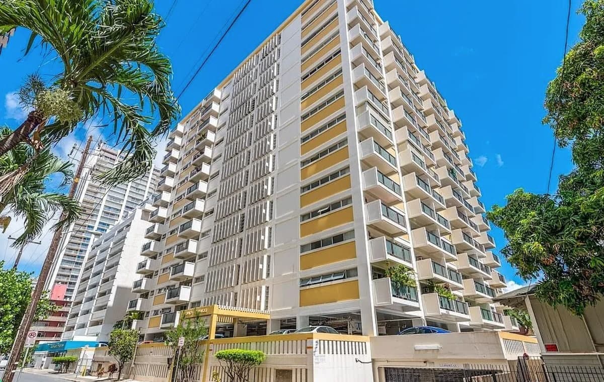 2BR w/ Balcony | ~Walk to Beach & Shops - Photo 3