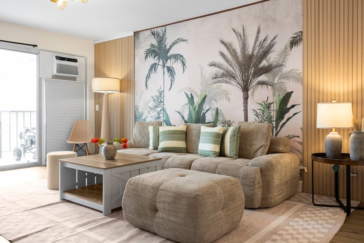 2BR w/ Balcony | ~Walk to Beach & Shops - Photo 1
