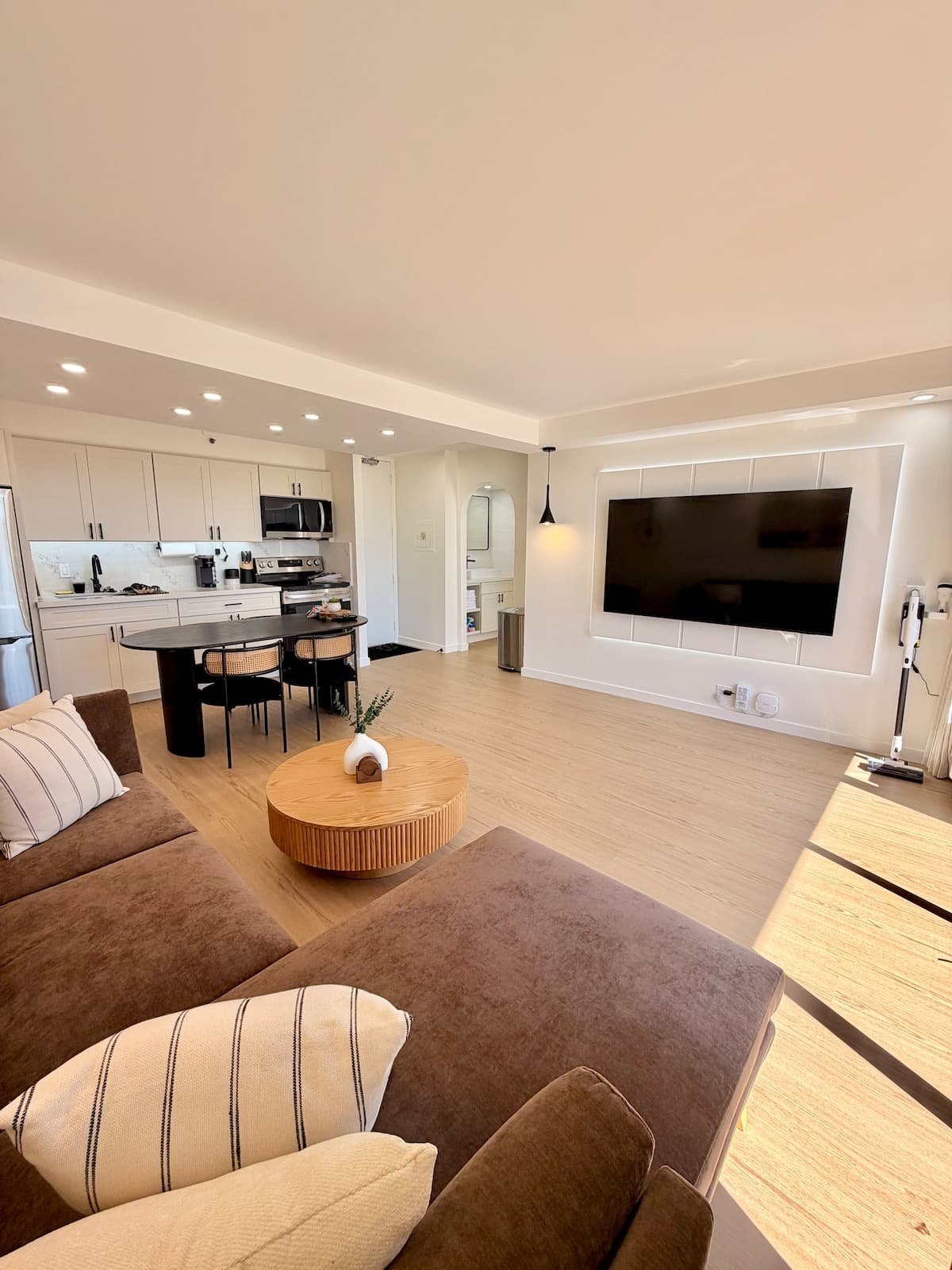 Waikiki Banyan DH & Ocean View #8 | Free Parking - Photo 1