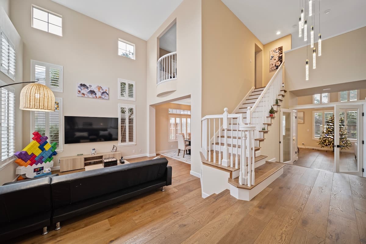 Luxury Executive Home with Hot Tub & Office - Photo 2