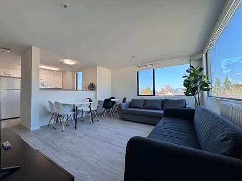 2 Bedrooms in Berkeley - Photo 2