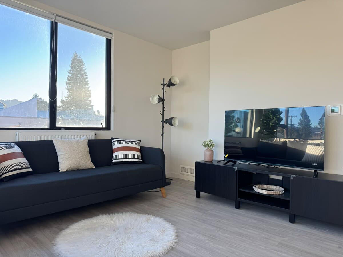 2 Bedrooms in Berkeley - Photo 3