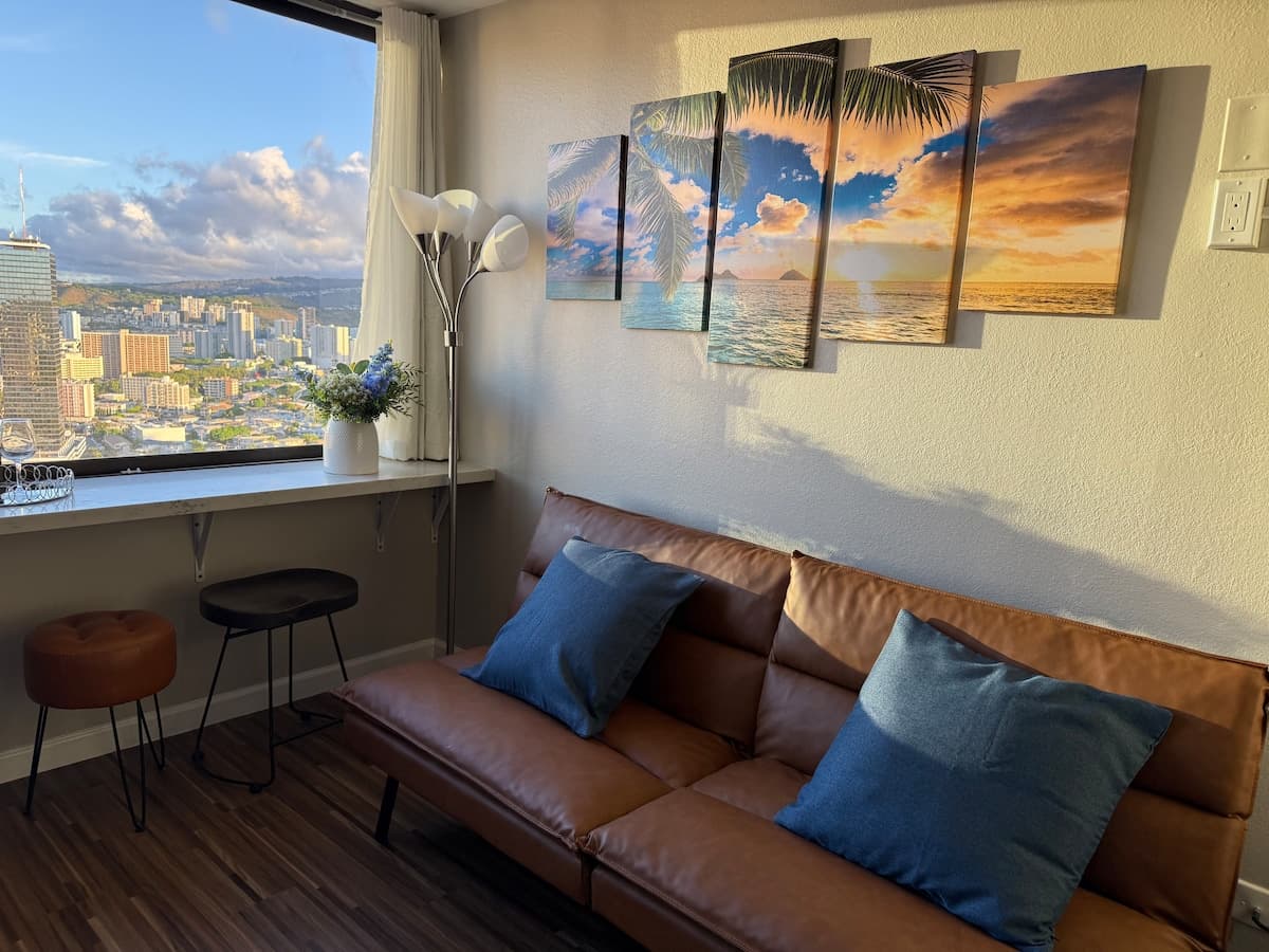 Waikiki 2BR/2BA w/ Ocean View Free Parking - Photo 3