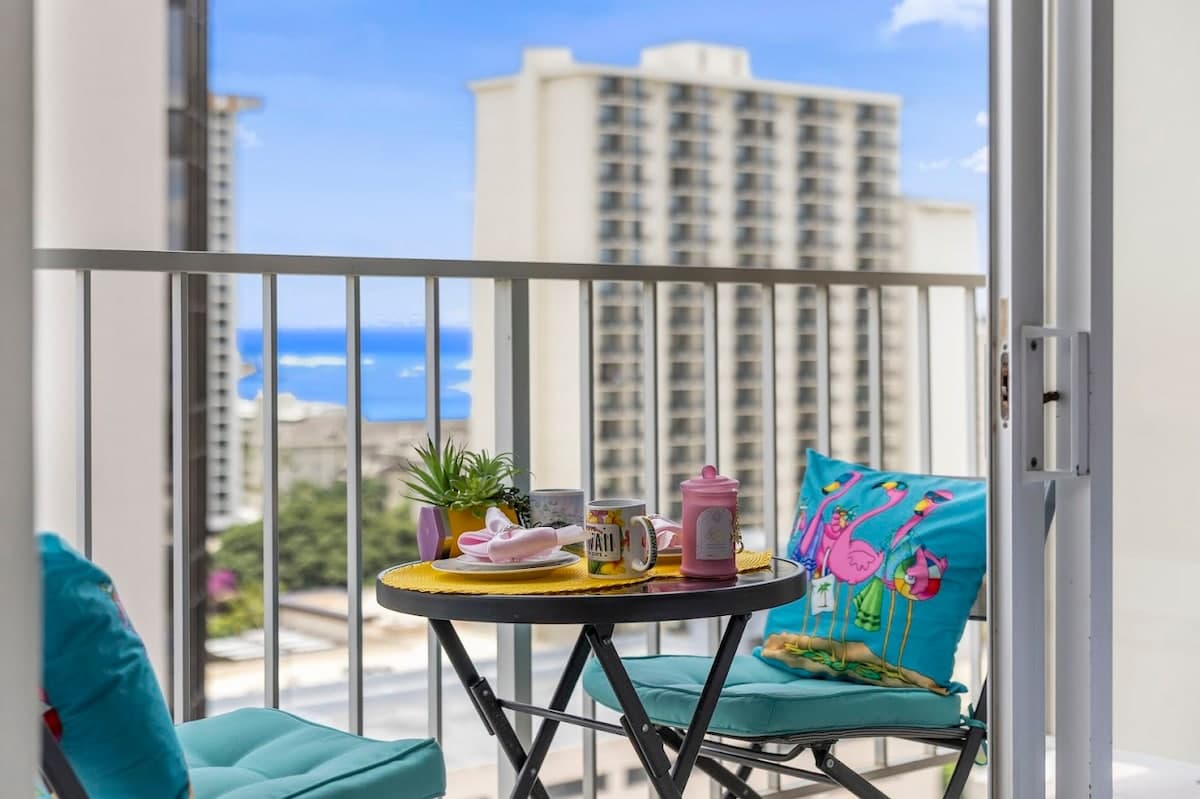 Flamingo Waikiki Free Parking Ocean View King Bed - Photo 5