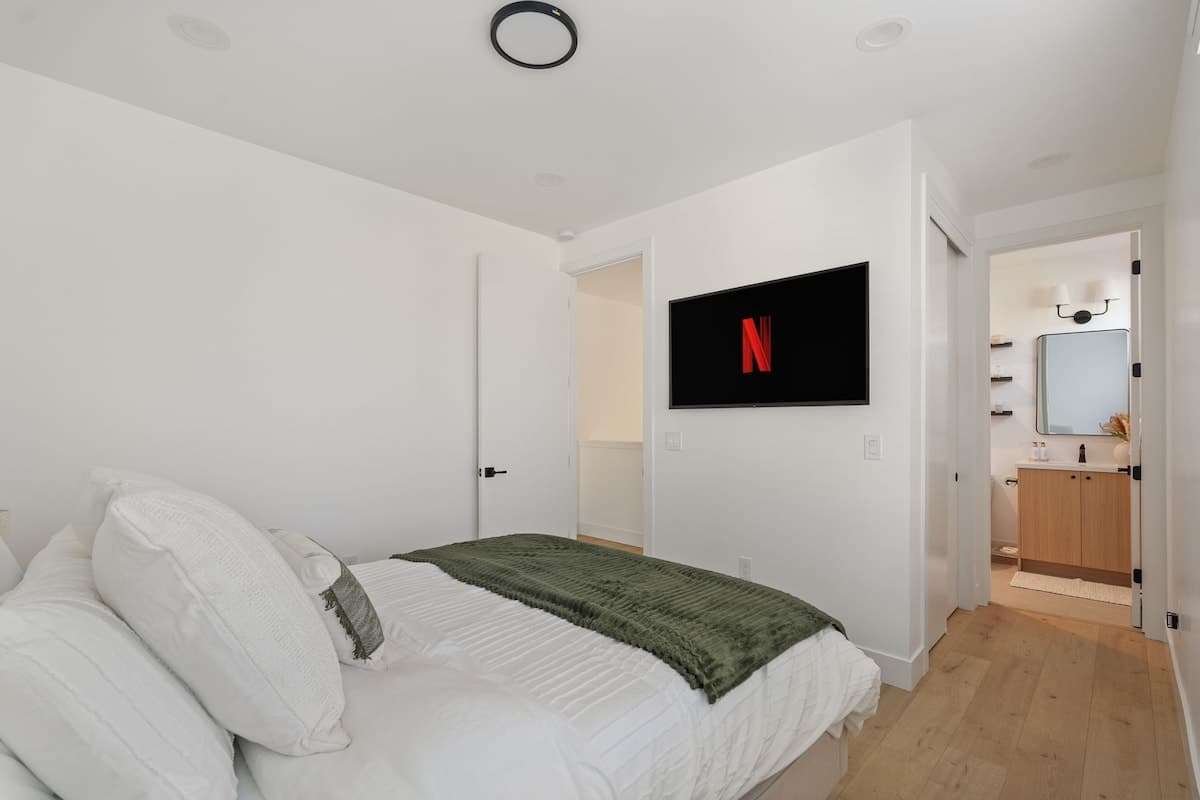Refined Dual En-Suite Retreat Near Downtown - Photo 2