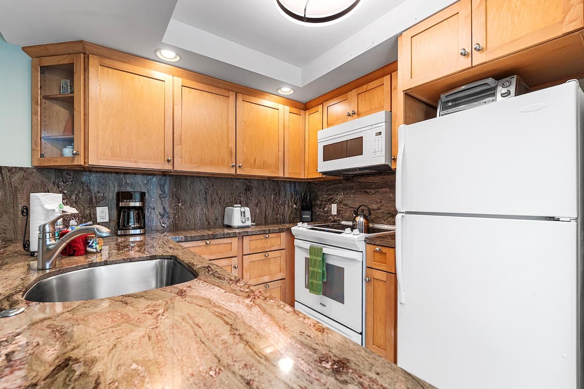 Condo in Kailua-Kona · ★4.93 · 1 bedroom · 2 beds · 1 bath - Photo 4