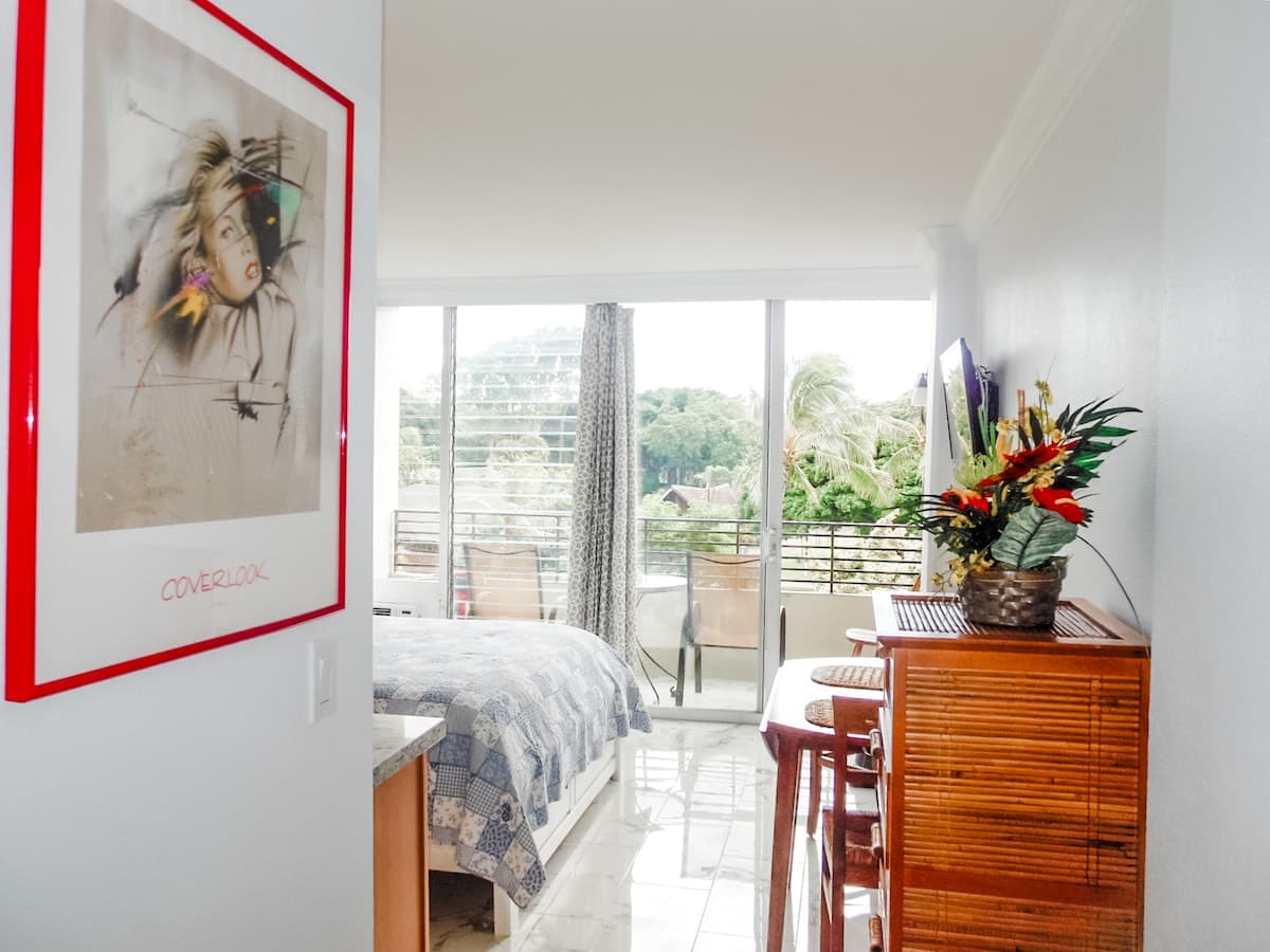 Condo in Honolulu · ★4.74 · 1 bedroom · 1 bed · 1 private bath - Photo 3