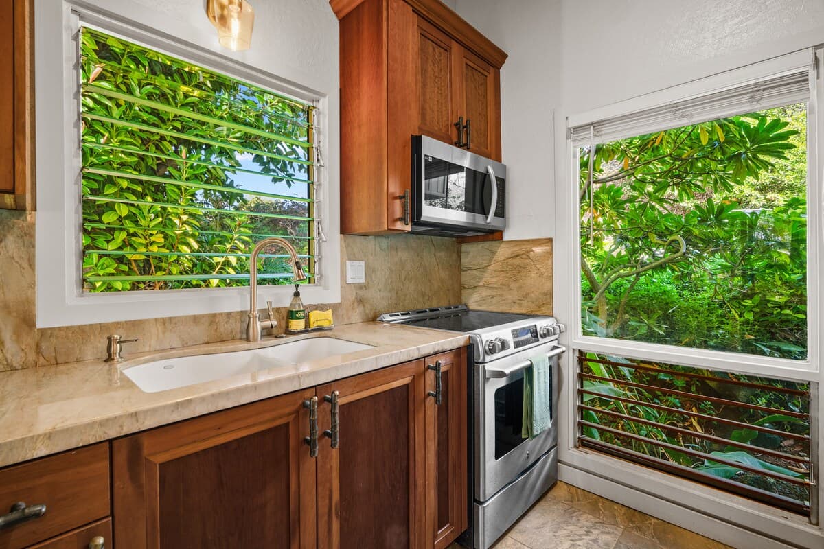 Luxury South Side Retreat - Photo 4