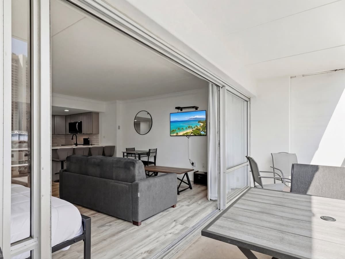 Condo in Honolulu · ★4.81 · Studio · 3 beds · 1 private bath - Photo 3
