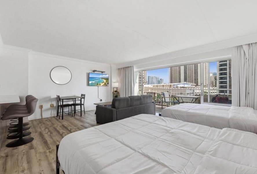 Condo in Honolulu · ★4.81 · Studio · 3 beds · 1 private bath - Photo 2