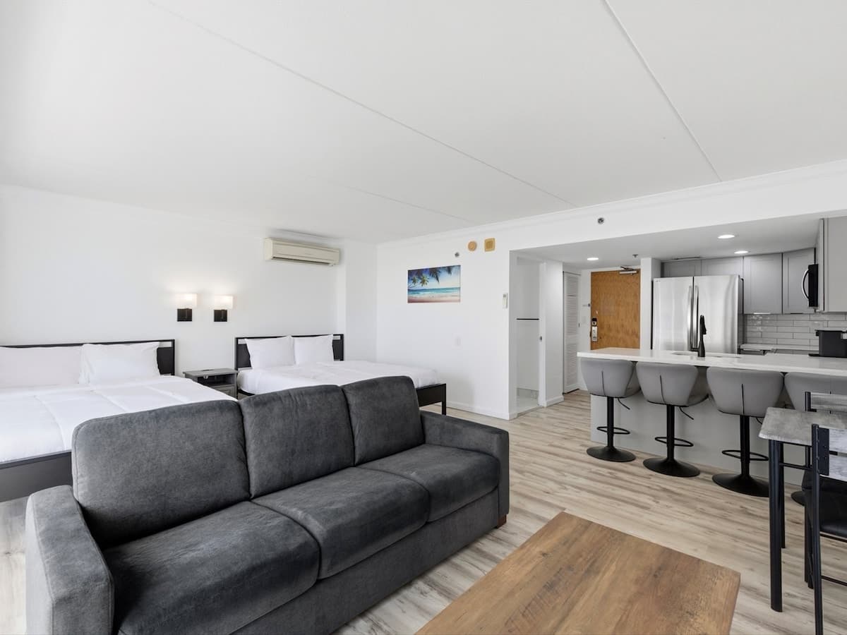 Condo in Honolulu · ★4.81 · Studio · 3 beds · 1 private bath - Photo 5