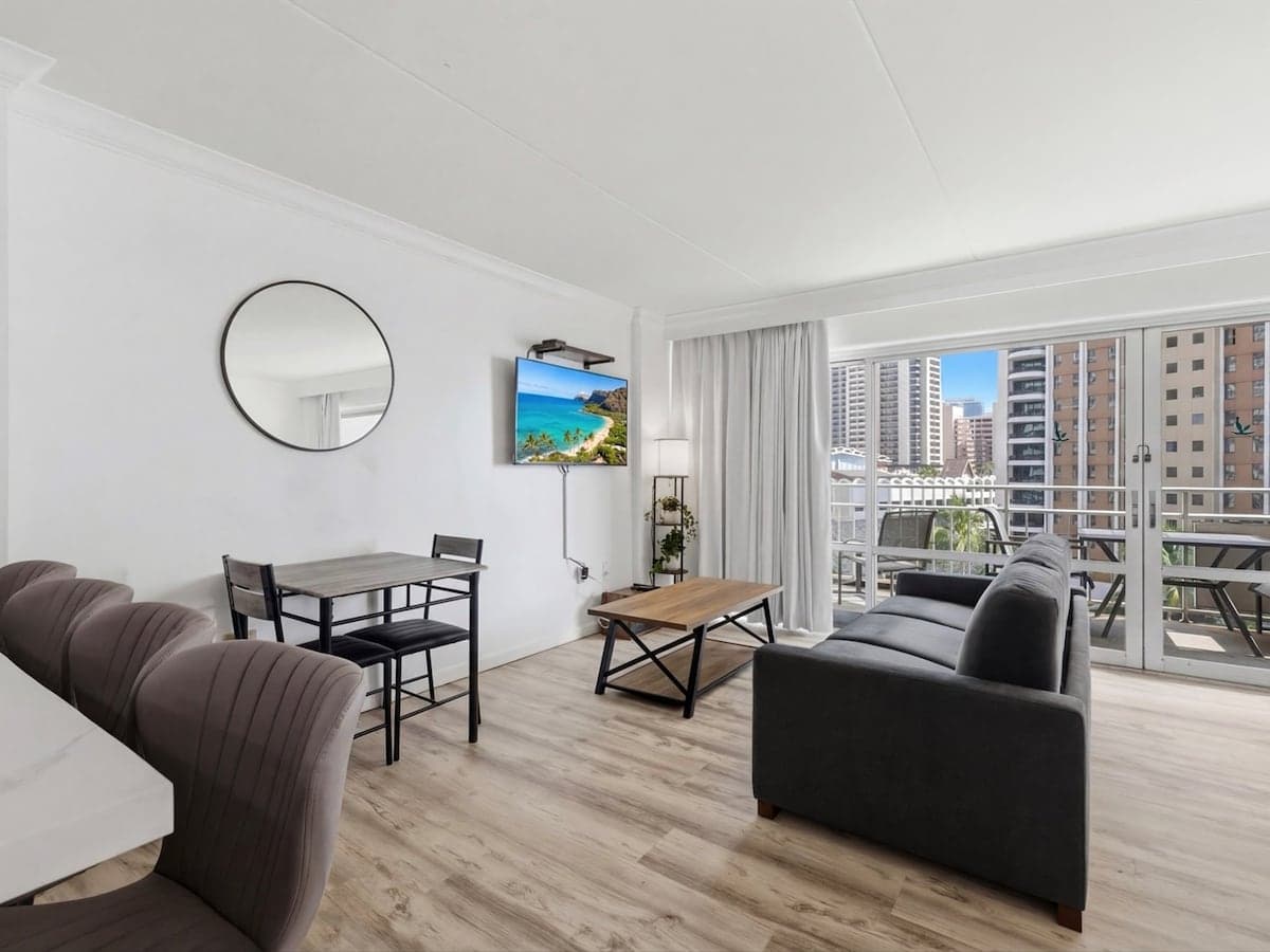 Condo in Honolulu · ★4.81 · Studio · 3 beds · 1 private bath - Photo 4