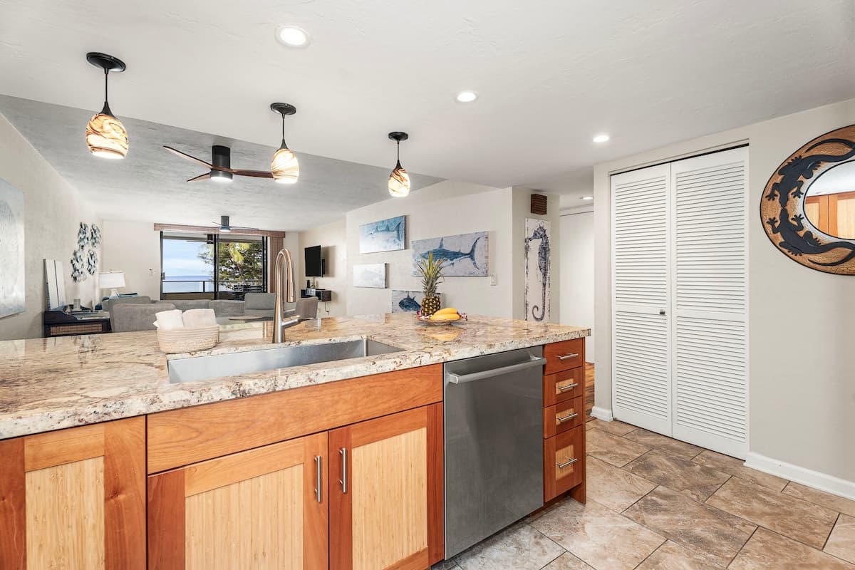 Fabulous Oceanview 2/2 Condo w/Central A/C In Kona - Photo 5