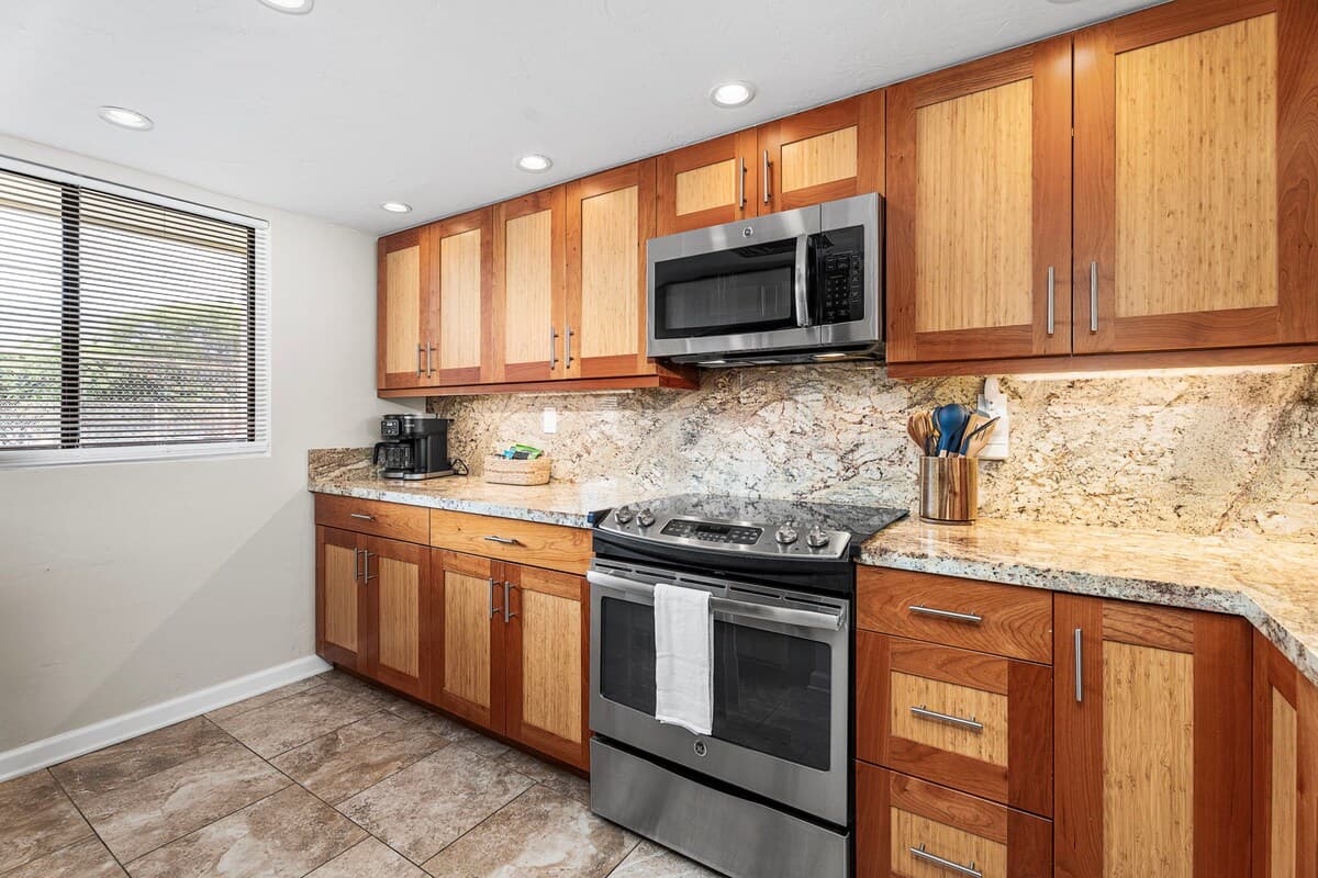 Fabulous Oceanview 2/2 Condo w/Central A/C In Kona - Photo 2
