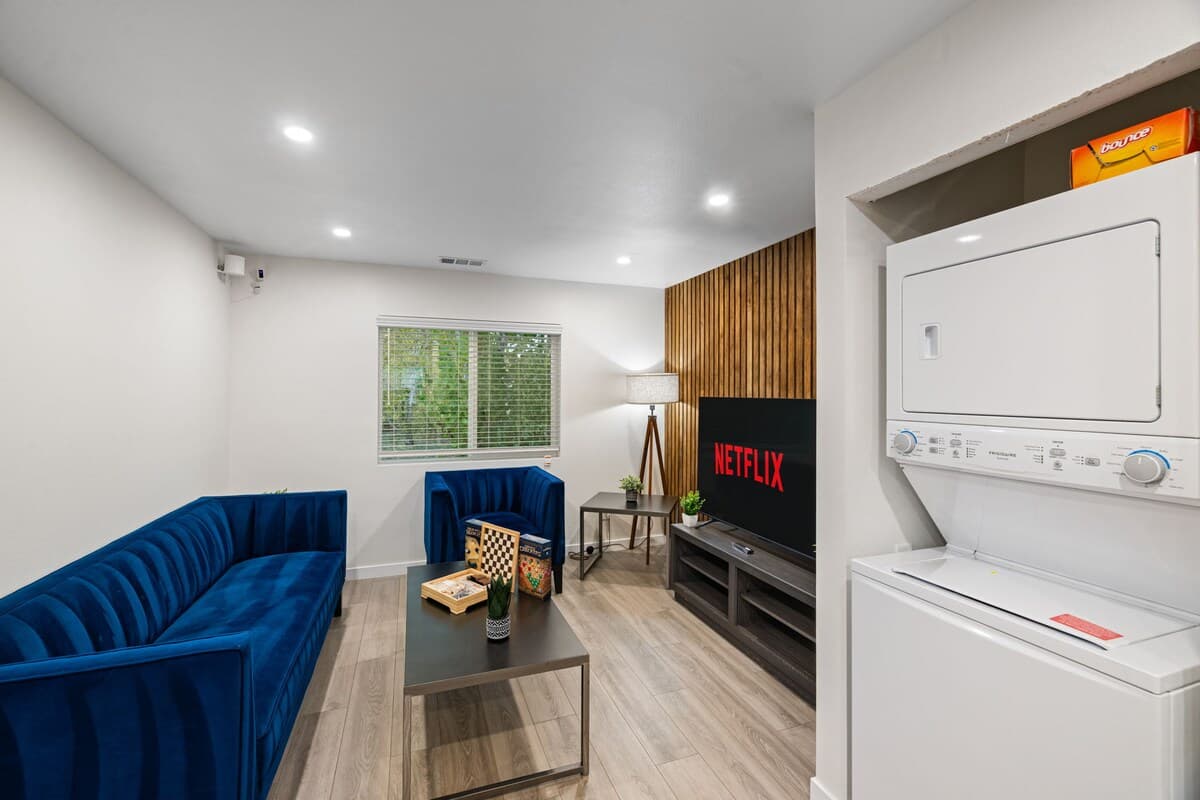 Modern 3BR Near SFO, Pet-Friendly, Work-Ready - Photo 2