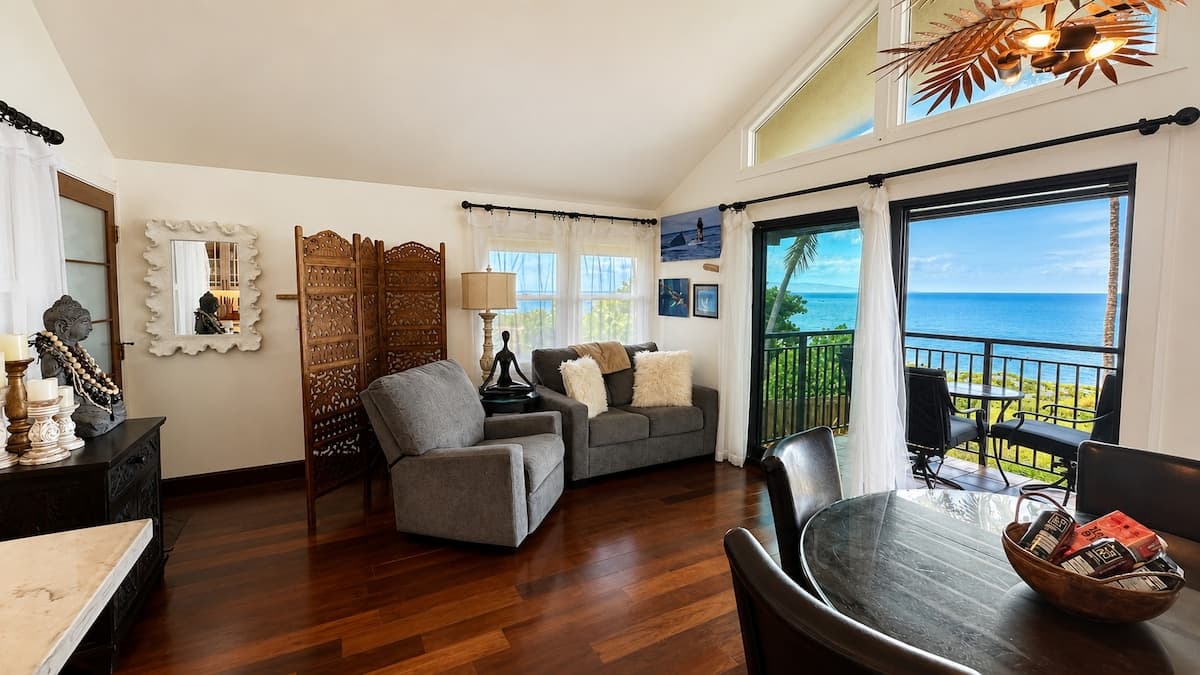 OCEANFRONT, Prestigiously REMODELED Chic Condo** - Photo 4