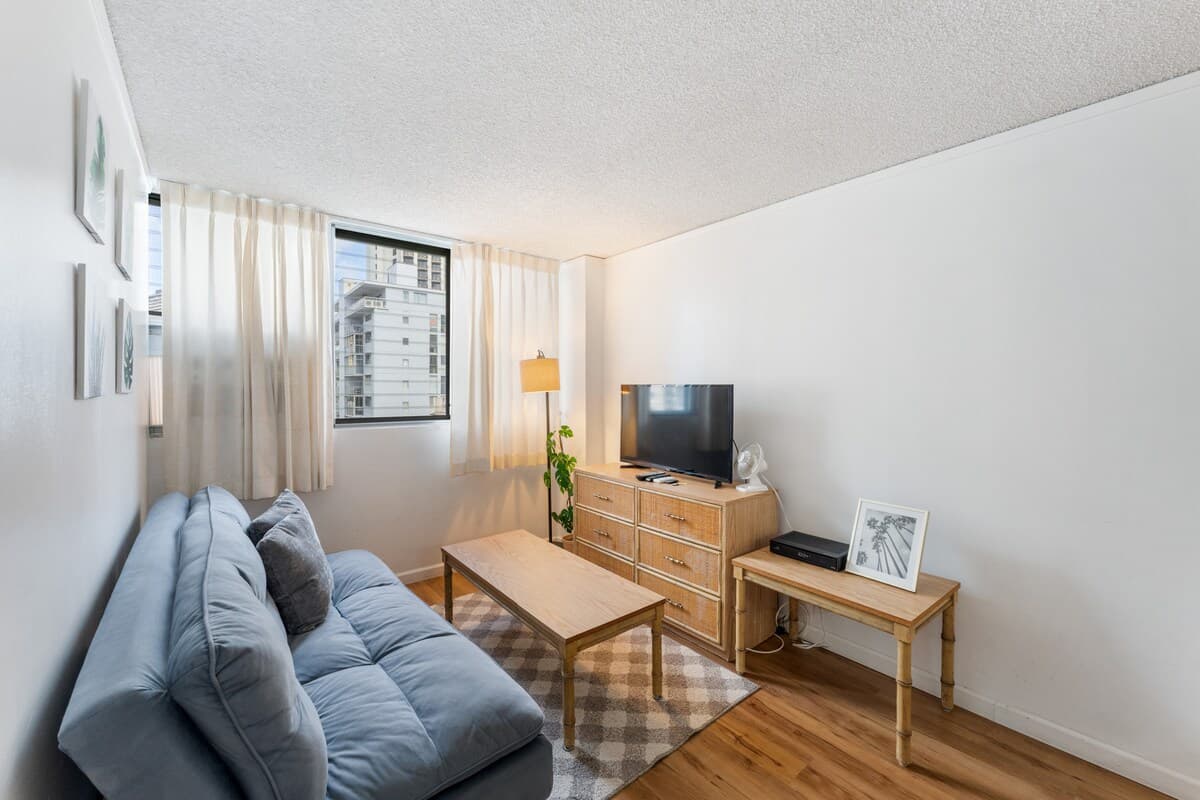 Convenient location 1 bdrm in Waikiki with Parking - Photo 2