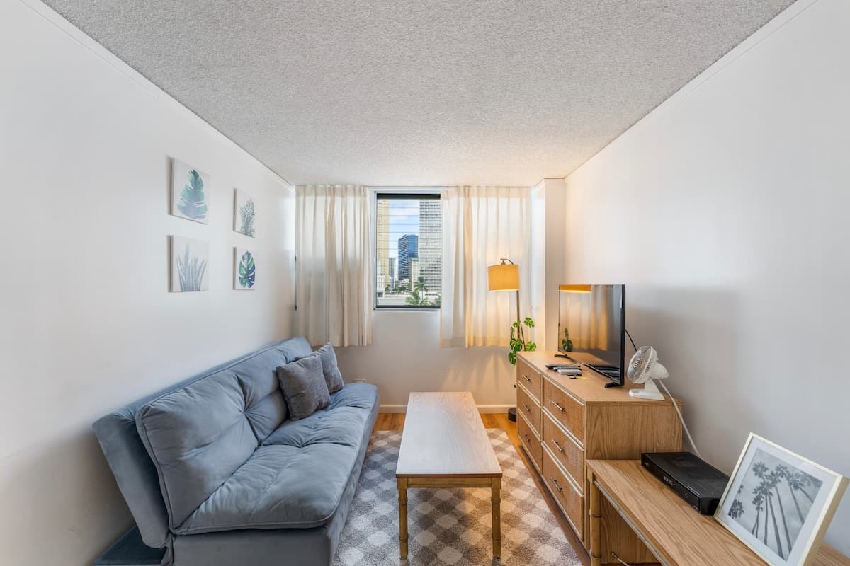 Convenient location 1 bdrm in Waikiki with Parking - Photo 4