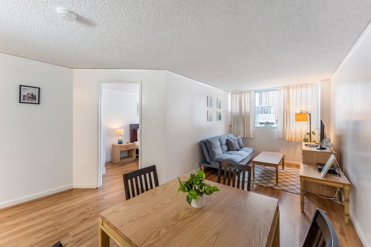 Convenient location 1 bdrm in Waikiki with Parking - Photo 1