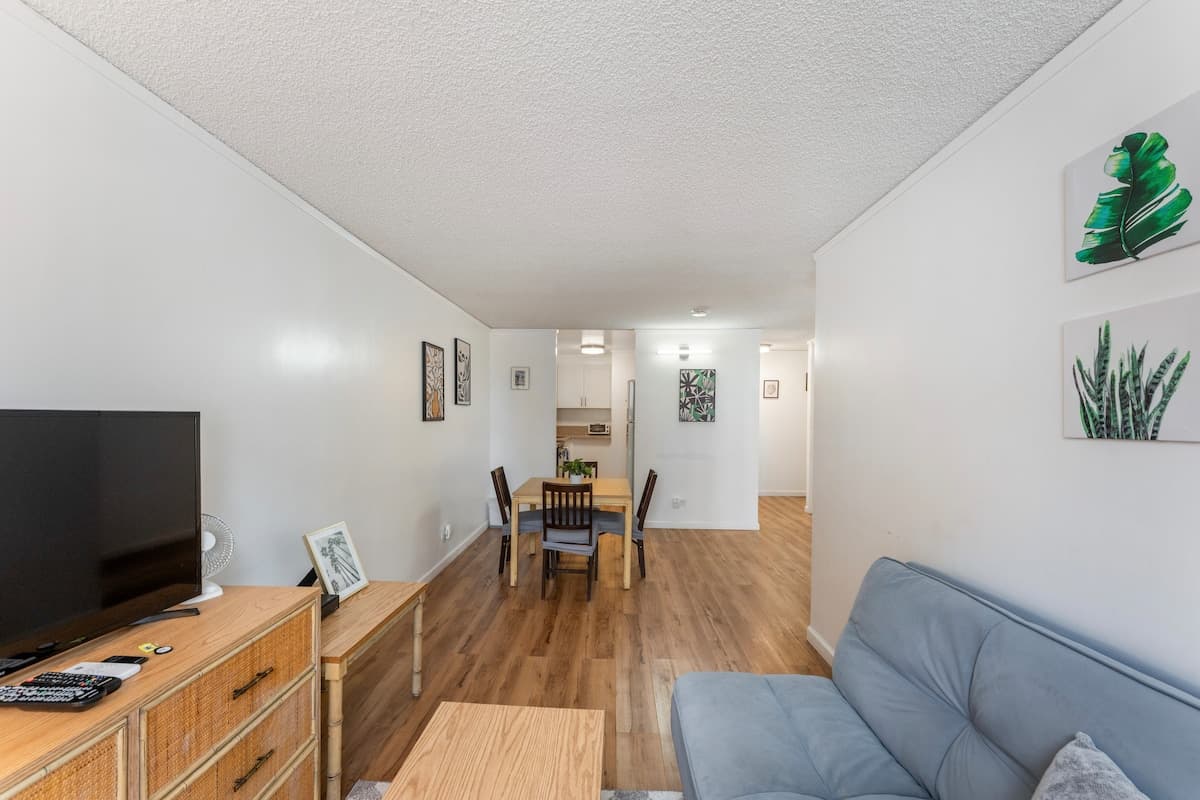 Convenient location 1 bdrm in Waikiki with Parking - Photo 3