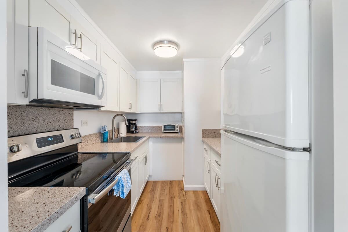 Convenient location 1 bdrm in Waikiki with Parking - Photo 5