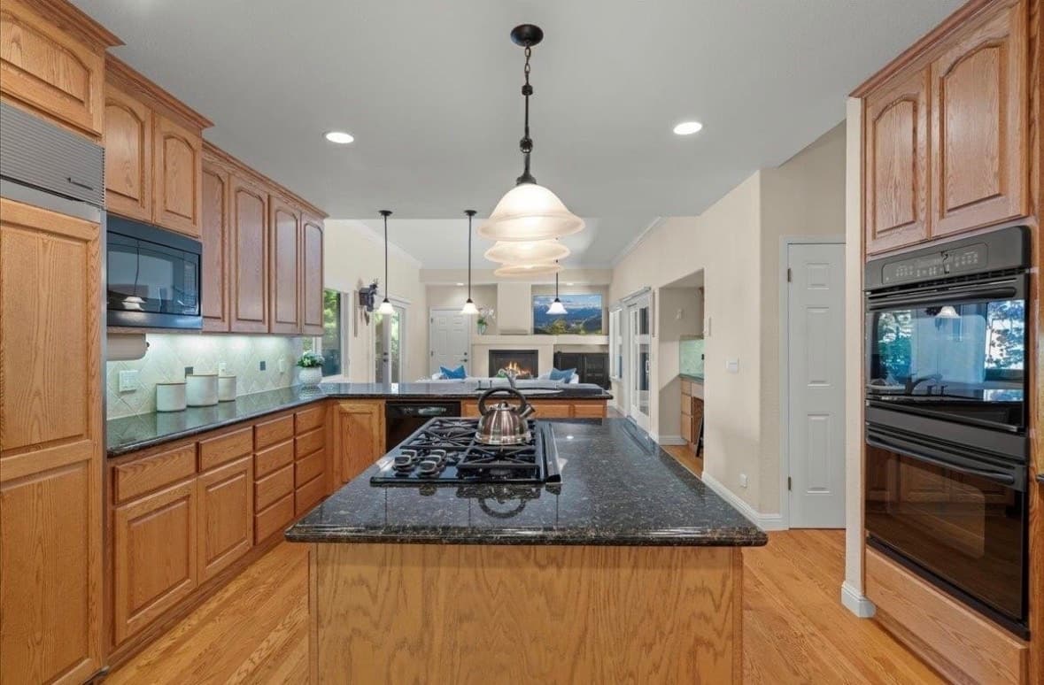 Elegant Chef's Kitchen, 3 Fireplaces, Spa Bath - Photo 2