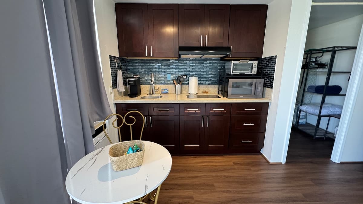 Waikiki Studio Great Location/Free Parking - Photo 2