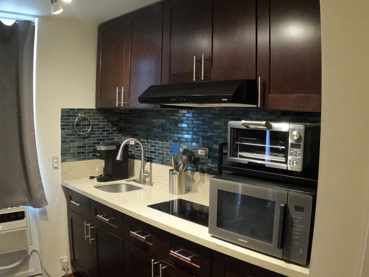 Waikiki Studio Great Location/Free Parking - Photo 1