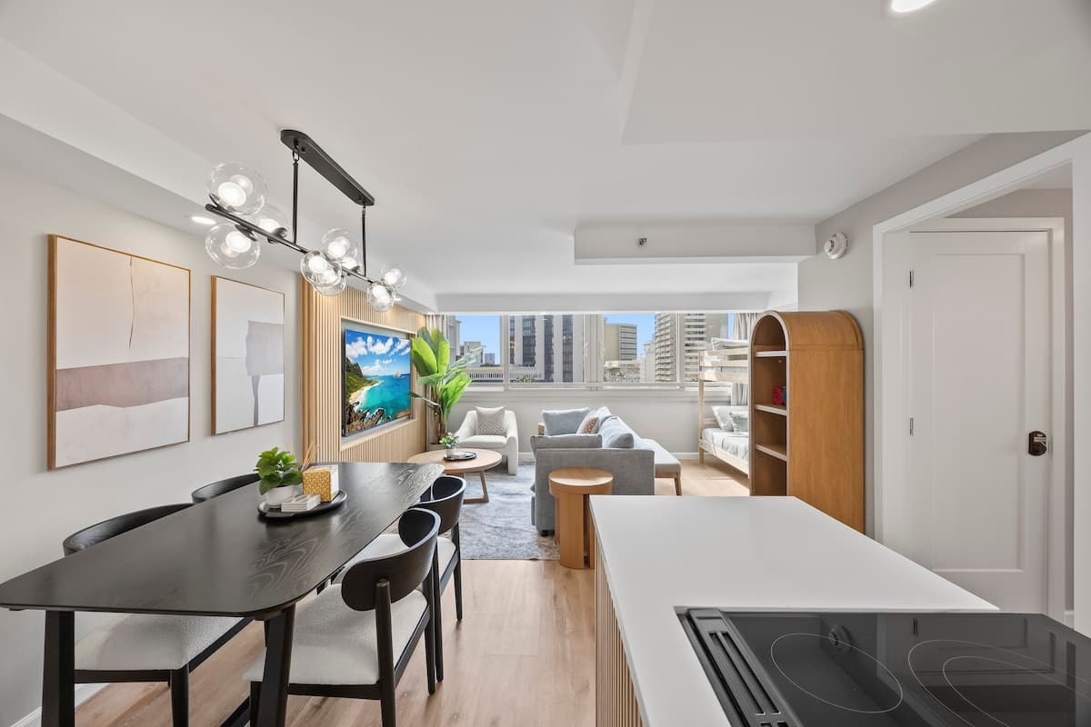 Stunning Tropical 1BR-Central Waikiki-Near Beach! - Photo 1
