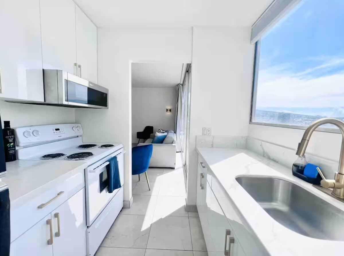 Near Waikiki Beach 1 BR w/View & W/D /free parking - Photo 4